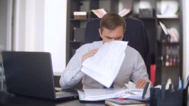 belgeler, inceden inceye gözden geçirmek bir işadamı, bir dizüstü bilgisayar kullanarak frowns, ofiste acil bir görev yapmaz, yeterli zaman değil 4k