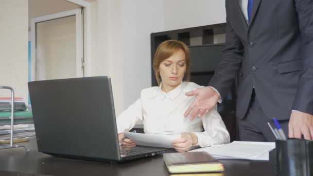 Patron en colère avec une travailleuse au bureau. 4k — Video