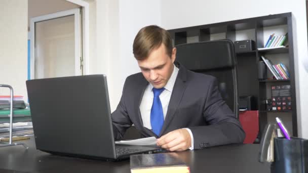 Patron en colère avec le travailleur masculin dans le bureau. 4k — Video