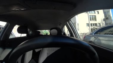 Sarhoş sürüş kavramı. Sarhoş sürücü arabada. 4k, yakın çekim