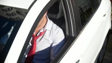 Sarhoş sürüş kavramı. Sarhoş sürücü arabada. 4k, yakın çekim