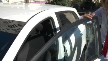 Sarhoş sürüş kavramı. Sarhoş sürücü arabada. 4k, yakın çekim