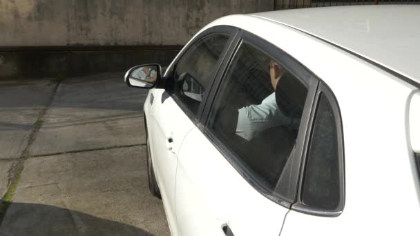 Er muss sich nun wegen Fahrens unter Alkoholeinfluss verantworten. ein betrunkener Fahrer verlässt das Auto. 4k — Stockvideo