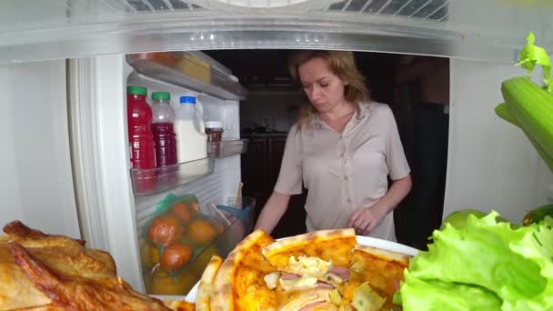 A mulher abre o frigorífico à noite. fome nocturna. dieta. glutonaria, 4k — Vídeo de Stock