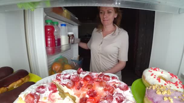 La mujer abre el refrigerador por la noche. hambre nocturna. dieta. gula, 4k — Vídeo de stock