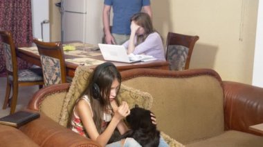 ebeveyn kavga kız var. Annem ve babam yemin ederim. kızı anne arasındaki çatışma yok sayar. 4k