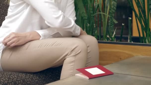 Close-up, 4k, womens hands in the cafe sign documents. business meeting in a cafe. — Stock Video