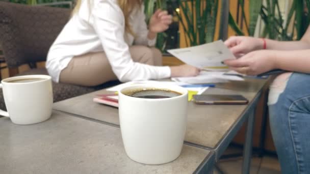 Крупним планом, 4k, жіночі руки в кав'ярні підписують документи. ділова зустріч в кафе . — стокове відео