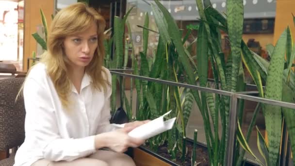 Közelkép, 4k, női café jel dokumentumokban. egy kávézóban üzleti találkozó — Stock videók