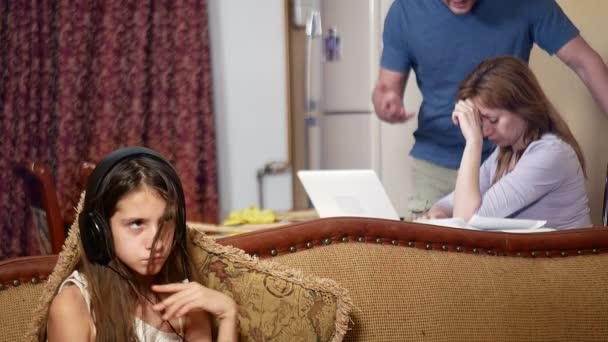 La chica está presente en la pelea de los padres. padre y madre juran. la hija ignora el conflicto entre los padres. 4k — Vídeos de Stock