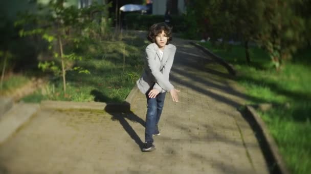 4k. hermoso elegante chico adolescente bailando en un parque de la ciudad . — Vídeos de Stock