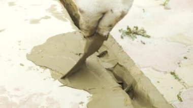 spatula ve kova ile harç inşaat alanı üzerinde. builder ile sıva yüzeyi tamamlanır. 4k.