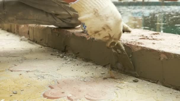 Espátula e balde com argamassa no local de construção. o construtor termina a superfície com gesso. 4K. reparação piscina . — Vídeo de Stock