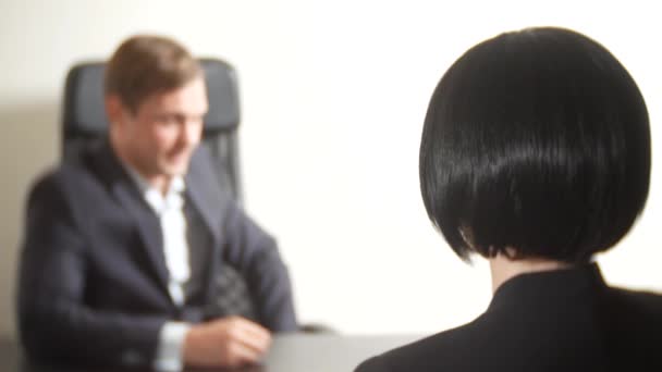 一个穿西装的男人在面试中向一个黑发女人问问题。4k. 面试。招聘 — 图库视频影像