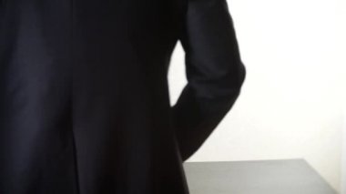 esmer kadın elbiseli bir röportajda birine soruları. 4 k. röportaj. İşe Alım