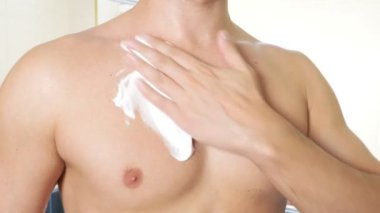 Çıplak adam göğsünü traş. Beyaz köpük tıraş göğsüne için olan bir adam. Erkek vücut köpük ve ustura ile tıraş. 4k