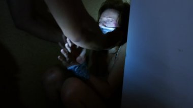 şiddet, suç, adam kaçırma ve insanlar kavramı - eller suç uygulamakla kadın yapışkan bant ile. 4k, yarı karanlık