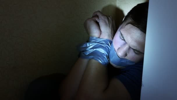 Violencia, crimen, secuestro y concepto de personas - atando manos de hombre criminal con cinta adhesiva. 4k, semi-oscuro — Vídeo de stock