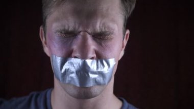 şiddet, suç, adam kaçırma ve insanlar kavramı - adam ipe suçlu yapıştırıcı bant ile eller. 4k, yarı karanlık