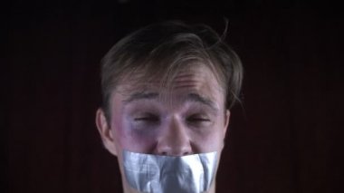 şiddet, suç, adam kaçırma ve insanlar kavramı - adam ipe suçlu yapıştırıcı bant ile eller. 4k, yarı karanlık