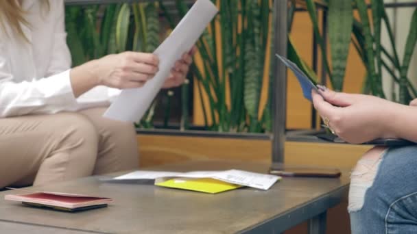 Close-up, 4k, womens hands in the cafe sign documents. business meeting in a cafe. — Stock Video