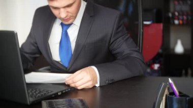 Öfkeli patron ofiste erkek işçi ile. 4k