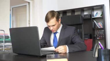 Öfkeli patron ofiste erkek işçi ile. 4k