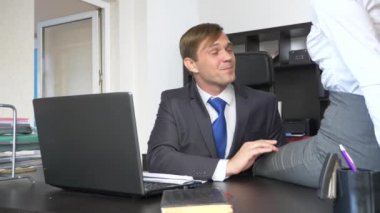 Cinsel taciz ofiste. 4k