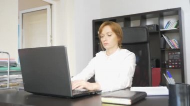 Office belgeleri ve laptop ile çalışan kadın. 4k.