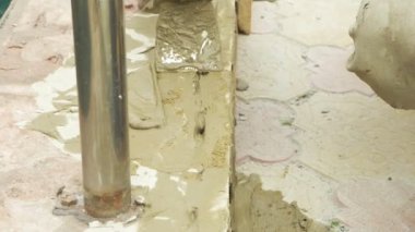 spatula ve kova ile harç inşaat alanı üzerinde. builder ile sıva yüzeyi tamamlanır. 4k.