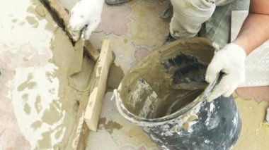 spatula ve kova ile harç inşaat alanı üzerinde. builder ile sıva yüzeyi tamamlanır. 4k.