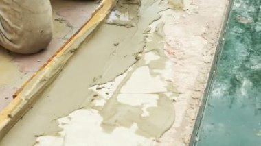 spatula ve kova ile harç inşaat alanı üzerinde. builder ile sıva yüzeyi tamamlanır. 4 k. havuzu onarım.