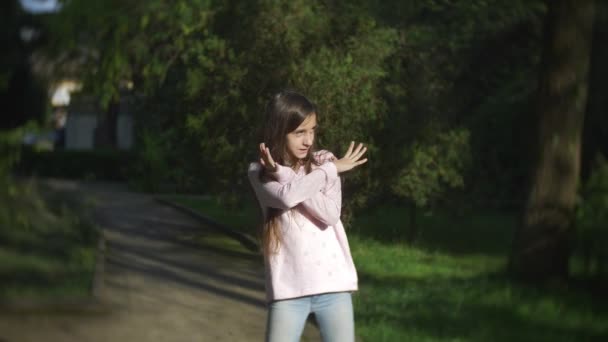 4 k. κομψό κορίτσι με μακριά μαλλιά, χορεύουν σύγχρονου χορού σε ένα πάρκο της πόλης. — Αρχείο Βίντεο
