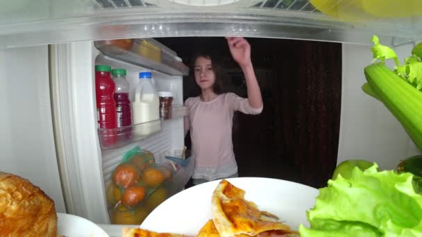 Chica adolescente abre el refrigerador por la noche. hambre nocturna. dieta. gula, 4k — Vídeo de stock