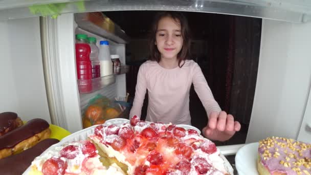 Chica adolescente abre el refrigerador por la noche. hambre nocturna. dieta. gula, 4k — Vídeo de stock