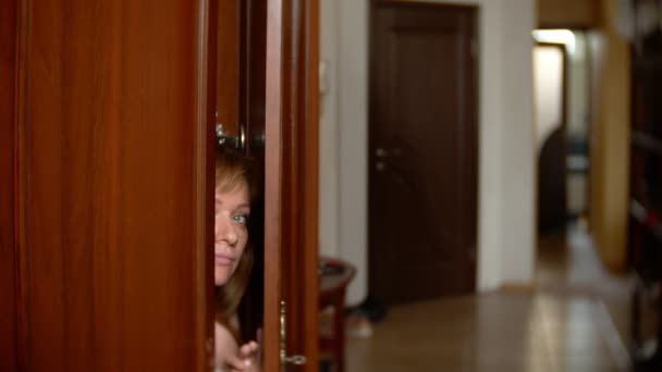 裸女躲在衣柜里。她走出壁橱, 从情侣屋里跑出去, 穿过前门。4k, — 图库视频影像