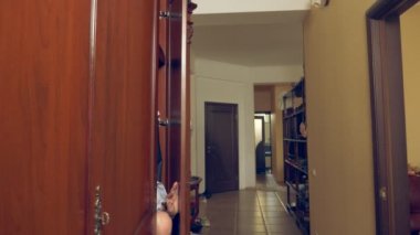 çıplak kadın dolapta saklıyor. o dolaptan gider ve ön kapıdan severler evden çalışır. 4k,