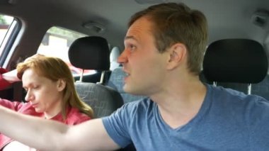 El hareketi bir stresli ve sinirli araç sürücüsü edepsizlik. adam arabasını penceresinden bağırır. 4k