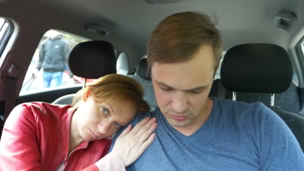 4k, ένα ζευγάρι απογοητευμένοι είναι κάθεται στο αυτοκίνητο. — Αρχείο Βίντεο