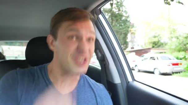 스트레스와 분노 자동차 드라이버 몸짓의 무례 함. 남자는 그의 자동차의 창에서으 악. 4 k — 비디오