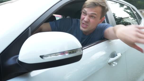 La rudeza de un conductor de coche estresado y enojado gesto. el hombre grita desde la ventana de su coche. 4k — Vídeos de Stock