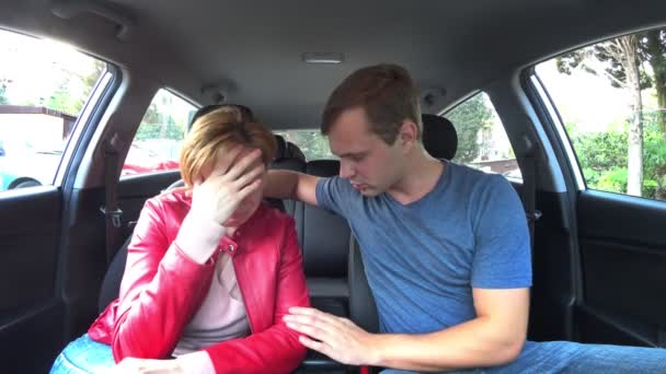 4k, ένα ζευγάρι απογοητευμένοι είναι κάθεται στο αυτοκίνητο. — Αρχείο Βίντεο