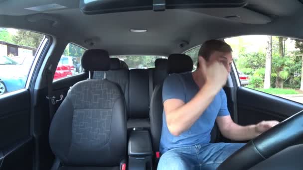Kekasaran pengemudi mobil yang stres dan marah memberi isyarat. Pria itu berteriak dari jendela mobil itu. 4k — Stok Video