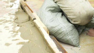 spatula ve kova ile harç inşaat alanı üzerinde. builder ile sıva yüzeyi tamamlanır. 4k.