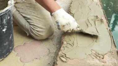 spatula ve kova ile harç inşaat alanı üzerinde. builder ile sıva yüzeyi tamamlanır. 4 k. havuzu onarım.