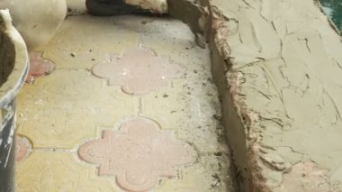 spatula ve kova ile harç inşaat alanı üzerinde. builder ile sıva yüzeyi tamamlanır. 4 k. havuzu onarım.