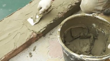 spatula ve kova ile harç inşaat alanı üzerinde. builder ile sıva yüzeyi tamamlanır. 4 k. havuzu onarım.