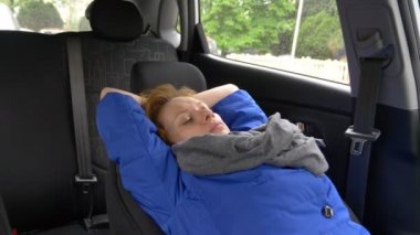 kadını sürücüsü yolun kenarında sürücüleri koltukta uyuya kalmışım. Arabada bekliyor. 4k.