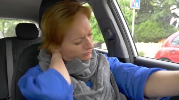 Een vrouwelijke coureur in de auto is het ervaren van pijn in de nek. 4k — Stockvideo