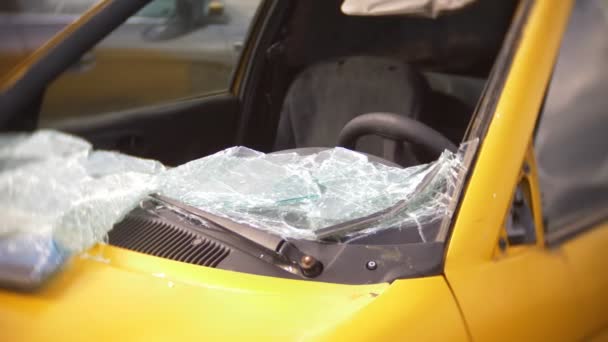 Autohavárie. Poškozené auto na parkovišti. 4k — Stock video